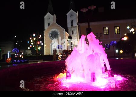 Le decorazioni pasquali sono raffigurate di fronte alla Chiesa di san. Maria Maddalena a Cazma, Croazia, il 30. Marzo 2021. A causa della chiusura della famiglia Salaj storia di Pasqua a causa del coronavirus, la famiglia Salaj donò le loro decorazioni alla città di Cazma. Foto: Damir Spehar/PIXSELL Foto Stock