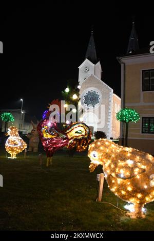 Le decorazioni pasquali sono raffigurate di fronte alla Chiesa di san. Maria Maddalena a Cazma, Croazia, il 30. Marzo 2021. A causa della chiusura della famiglia Salaj storia di Pasqua a causa del coronavirus, la famiglia Salaj donò le loro decorazioni alla città di Cazma. Foto: Damir Spehar/PIXSELL Foto Stock