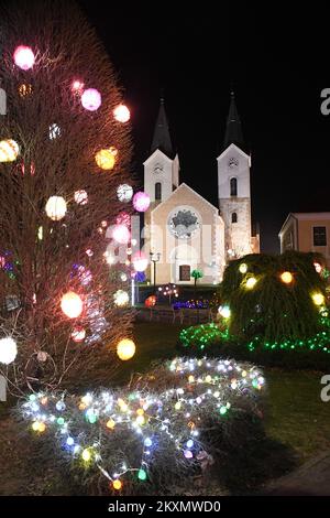 Le decorazioni pasquali sono raffigurate di fronte alla Chiesa di san. Maria Maddalena a Cazma, Croazia, il 30. Marzo 2021. A causa della chiusura della famiglia Salaj storia di Pasqua a causa del coronavirus, la famiglia Salaj donò le loro decorazioni alla città di Cazma. Foto: Damir Spehar/PIXSELL Foto Stock