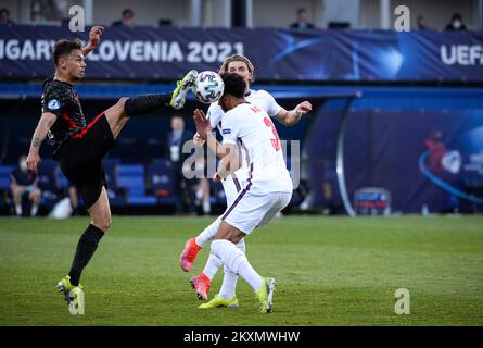 CAPODISTRIA, SLOVENIA - 31 MARZO: Dario Spikic di Croazia e Conor Gallagher e Lloyd Kelly d'Inghilterra in azione durante la partita del Campionato europeo UEFA Under-21 del Gruppo D 2021 tra Croazia e Inghilterra al Bonifika Stadium il 31 marzo 2021 a Capodistria, Slovenia. Foto: Marko Lukunic/PIXSELL Foto Stock