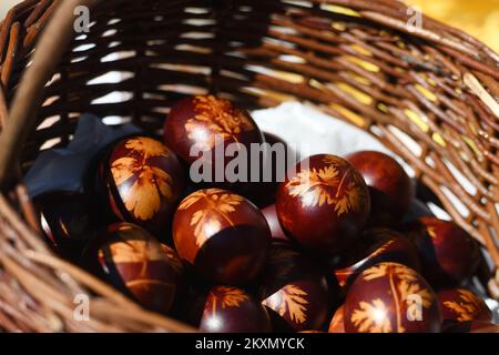 L'Associazione per la conservazione delle dogane di Vodiska Perlica ha presentato le sue abitudini pasquali di fare caritole, torte, pittura uova a un piccolo numero di turisti a Vodice, Croazia il 5 aprile 2021. A causa della pandemia di coronavirus, la tradizionale colazione pasquale a Vodice è stata cancellata. Foto: Hrvoje Jelavic/PIXSELL Foto Stock