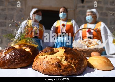 L'Associazione per la conservazione delle dogane di Vodiska Perlica ha presentato le sue abitudini pasquali di fare caritole, torte, pittura uova a un piccolo numero di turisti a Vodice, Croazia il 5 aprile 2021. A causa della pandemia di coronavirus, la tradizionale colazione pasquale a Vodice è stata cancellata. Foto: Hrvoje Jelavic/PIXSELL Foto Stock