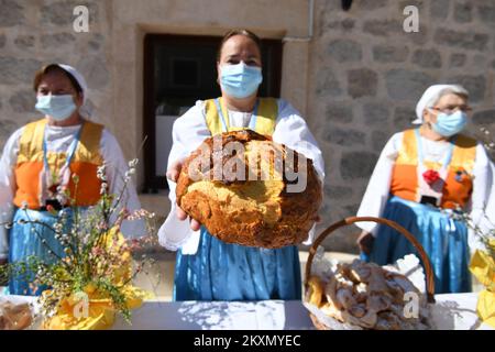 L'Associazione per la conservazione delle dogane di Vodiska Perlica ha presentato le sue abitudini pasquali di fare caritole, torte, pittura uova a un piccolo numero di turisti a Vodice, Croazia il 5 aprile 2021. A causa della pandemia di coronavirus, la tradizionale colazione pasquale a Vodice è stata cancellata. Foto: Hrvoje Jelavic/PIXSELL Foto Stock