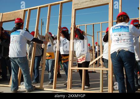 Tornado - Joplin, Lu. , 29 ottobre 2011 centinaia di volontari si riuniscono per partecipare al progetto Habitat for Humanity per costruire dieci case per dieci famiglie prima del Ringraziamento. L'Agenzia volontaria di collegamento della FEMA (VAL) lavora a stretto contatto con le organizzazioni di volontariato nella risposta alle catastrofi e nel recupero. Missouri gravi tempeste, tornado, e alluvioni. Fotografie relative a disastri e programmi, attività e funzionari di gestione delle emergenze Foto Stock