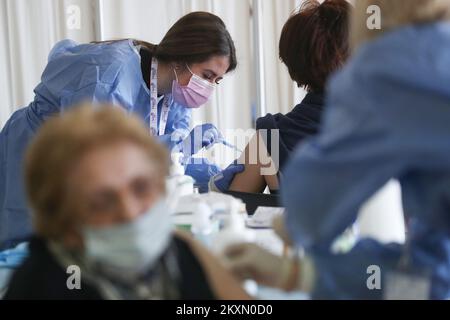 Un membro del personale medico vaccina un paziente durante una vaccinazione di massa presso la Fiera di Zagabria, Croazia, il 7 aprile 2021. In questo grande punto di vaccinazione potrebbe vaccinare circa 6.000 cittadini al giorno. Foto: Zeljko Lukunic/PIXSELL Foto Stock