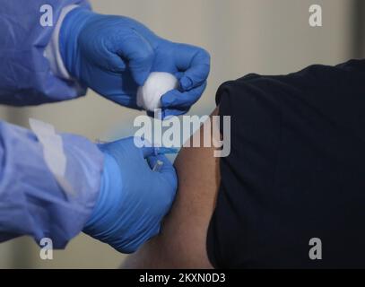 Un membro del personale medico vaccina un paziente durante una vaccinazione di massa presso la Fiera di Zagabria, Croazia, il 7 aprile 2021. In questo grande punto di vaccinazione potrebbe vaccinare circa 6.000 cittadini al giorno. Foto: Zeljko Lukunic/PIXSELL Foto Stock