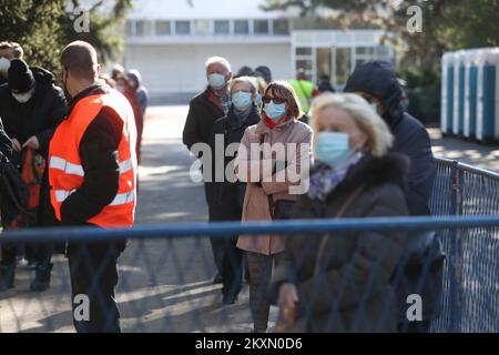 La gente fa coda fuori dal salone della fiera di Zagabria durante una vaccinazione di massa al salone della fiera di Zagabria, Croazia il 7 aprile 2021. A questo grande punto di vaccinazione potrebbe vaccinare circa 6.000 cittadini al giorno. Foto: Zeljko Lukunic/PIXSELL Foto Stock