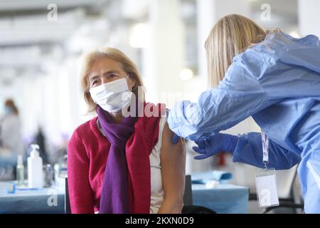 Un membro del personale medico vaccina un paziente durante una vaccinazione di massa presso la Fiera di Zagabria, Croazia, il 7 aprile 2021. In questo grande punto di vaccinazione potrebbe vaccinare circa 6.000 cittadini al giorno. Foto: Zeljko Lukunic/PIXSELL Foto Stock