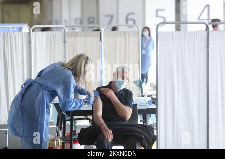 Un membro del personale medico vaccina un paziente durante una vaccinazione di massa presso la Fiera di Zagabria, Croazia, il 7 aprile 2021. In questo grande punto di vaccinazione potrebbe vaccinare circa 6.000 cittadini al giorno. Foto: Zeljko Lukunic/PIXSELL Foto Stock