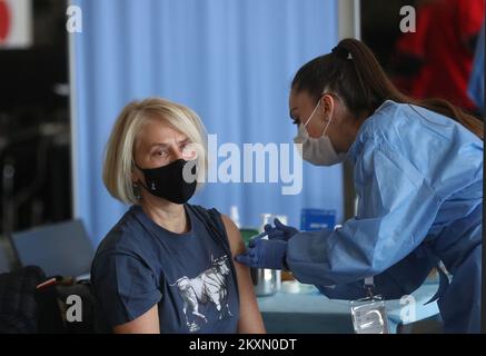 Un membro del personale medico vaccina un paziente durante una vaccinazione di massa presso la Fiera di Zagabria, Croazia, il 7 aprile 2021. In questo grande punto di vaccinazione potrebbe vaccinare circa 6.000 cittadini al giorno. Foto: Zeljko Lukunic/PIXSELL Foto Stock