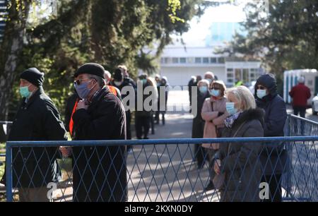 La gente fa coda fuori dal salone della fiera di Zagabria durante una vaccinazione di massa al salone della fiera di Zagabria, Croazia il 7 aprile 2021. A questo grande punto di vaccinazione potrebbe vaccinare circa 6.000 cittadini al giorno. Foto: Zeljko Lukunic/PIXSELL Foto Stock