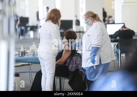 Un membro del personale medico vaccina un paziente durante una vaccinazione di massa presso la Fiera di Zagabria, Croazia, il 7 aprile 2021. In questo grande punto di vaccinazione potrebbe vaccinare circa 6.000 cittadini al giorno. Foto: Zeljko Lukunic/PIXSELL Foto Stock