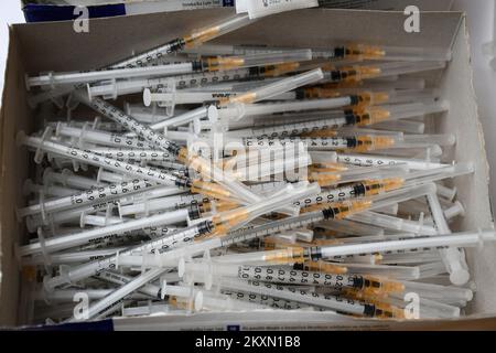 Le siringhe sono preparate per somministrare il vaccino contro la malattia del coronavirus di Pfizer-Biotech Comirnaty (COVID-19) durante una vaccinazione di massa presso il centro sportivo Koprivnica di Koprivnica, Croazia, il 10 aprile 2021. Foto: Damir Spehar/PIXSELL Foto Stock