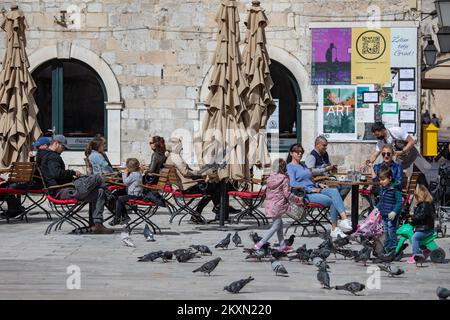 La foto scattata il 12 ,2021 aprile mostra le persone che si rilassano e si gustano un drink in una caffetteria all'aperto, a Dubrovnik, Croazia. Le terrazze dei caffè della città sono state riaperte. Le nuove misure si stringono oggi e dureranno 15 giorni. Gli ospiti possono essere serviti sulle terrazze dalle 7 alle 7, e solo nelle aree aperte. Foto: Grgo Jelavic/PIXSELL Foto Stock