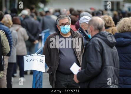 La gente fa coda fuori dalla Sala della Fiera di Zagabria durante una vaccinazione di massa presso la Sala della Fiera di Zagabria, Croazia, il 12 aprile 2021. Entro la fine del giorno 5.000 cittadini dovrebbero ricevere il vaccino AstraZeneca COVID-19 Foto: Jurica Galoic/PIXSELL Foto Stock