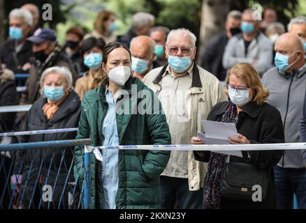 La gente fa coda fuori dalla Sala della Fiera di Zagabria durante una vaccinazione di massa presso la Sala della Fiera di Zagabria, Croazia, il 12 aprile 2021. Entro la fine del giorno 5.000 cittadini dovrebbero ricevere il vaccino AstraZeneca COVID-19 Foto: Jurica Galoic/PIXSELL Foto Stock