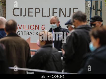 La gente fa coda fuori dalla Sala della Fiera di Zagabria durante una vaccinazione di massa presso la Sala della Fiera di Zagabria, Croazia, il 12 aprile 2021. Entro la fine del giorno 5.000 cittadini dovrebbero ricevere il vaccino AstraZeneca COVID-19 Foto: Jurica Galoic/PIXSELL Foto Stock