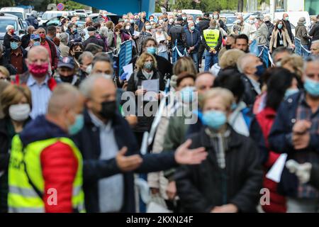 La gente fa coda fuori dalla Sala della Fiera di Zagabria durante una vaccinazione di massa presso la Sala della Fiera di Zagabria, Croazia, il 12 aprile 2021. Entro la fine del giorno 5.000 cittadini dovrebbero ricevere il vaccino AstraZeneca COVID-19 Foto: Jurica Galoic/PIXSELL Foto Stock