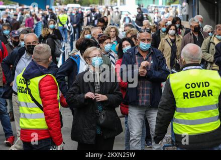 La gente fa coda fuori dalla Sala della Fiera di Zagabria durante una vaccinazione di massa presso la Sala della Fiera di Zagabria, Croazia, il 12 aprile 2021. Entro la fine del giorno 5.000 cittadini dovrebbero ricevere il vaccino AstraZeneca COVID-19 Foto: Jurica Galoic/PIXSELL Foto Stock