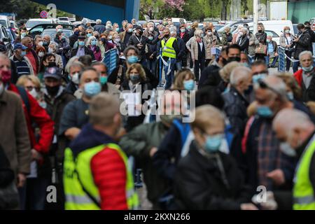 La gente fa coda fuori dalla Sala della Fiera di Zagabria durante una vaccinazione di massa presso la Sala della Fiera di Zagabria, Croazia, il 12 aprile 2021. Entro la fine del giorno 5.000 cittadini dovrebbero ricevere il vaccino AstraZeneca COVID-19 Foto: Jurica Galoic/PIXSELL Foto Stock