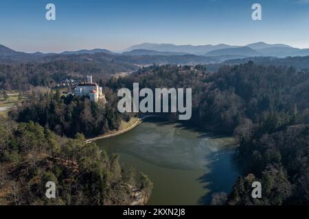 Foto aerea presa il 13 aprile 2021 mostra Trakoscan Castello nel nord della Croazia (nella contea di Varazdin). Il castello Trakoscan è stato costruito nel tardo 13th ° secolo come parte del sistema di difesa nordoccidentale della Croazia. Ha servito da piccolo punto di osservazione per osservare la strada da Ptuj alla valle bednja.il patrimonio culturale del Castello di Trakoscanâ, è protetto come un'entità storica, che consiste nel castello, l'edificio accanto al castello, parco e parco forestale con un lago. Oggi il castello è una delle poche strutture in Croazia con conservato la propria costituzione, storicamente molto da vicino rela Foto Stock