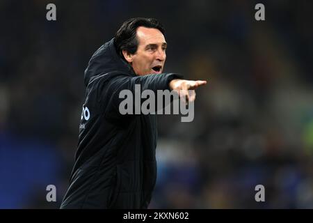 Cardiff, Galles, mercoledì 30th novembre 2022. Cardiff, Regno Unito. 30th Nov 2022. Unai Emery, il capo allenatore di Aston Villa grida le sue istruzioni durante il gioco. Partita di calcio amichevole per la Fondazione Peter Whittingham, città di Cardiff / Aston Villa al Cardiff City Stadium di Cardiff, Galles Mercoledì 30th novembre 2022. Questa immagine può essere utilizzata solo per scopi editoriali. Solo per uso editoriale, licenza richiesta per uso commerciale. Non è utilizzabile nelle scommesse, nei giochi o nelle pubblicazioni di un singolo club/campionato/giocatore. Credit: Andrew Orchard sports photography/Alamy Live News Foto Stock