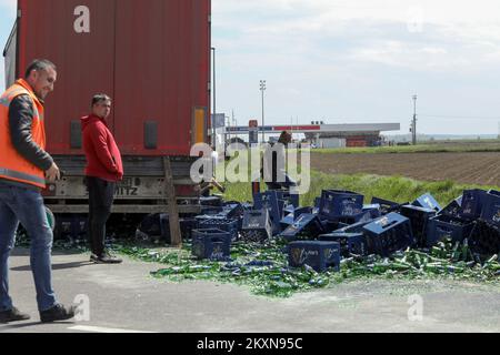 Un camion che trasportava birra è stato lasciato senza parte del suo carico sulla rotonda del Cepin bypass a Osijek, Croazia il 29 aprile 2021. Spostandosi verso l'ingresso dell'autostrada, le casse piene di birra sono cadute dal camion. Foto: Dubravka Petric/PIXSELL Foto Stock