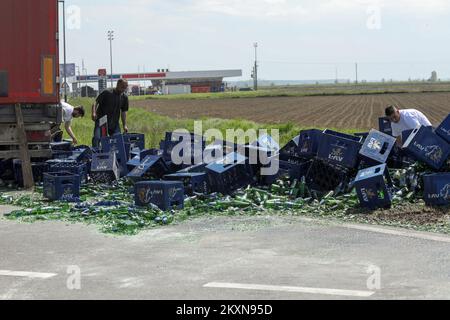 Un camion che trasportava birra è stato lasciato senza parte del suo carico sulla rotonda del Cepin bypass a Osijek, Croazia il 29 aprile 2021. Spostandosi verso l'ingresso dell'autostrada, le casse piene di birra sono cadute dal camion. Foto: Dubravka Petric/PIXSELL Foto Stock