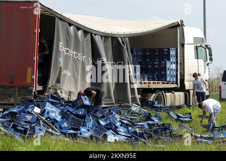Un camion che trasportava birra è stato lasciato senza parte del suo carico sulla rotonda del Cepin bypass a Osijek, Croazia il 29 aprile 2021. Spostandosi verso l'ingresso dell'autostrada, le casse piene di birra sono cadute dal camion. Foto: Dubravka Petric/PIXSELL Foto Stock