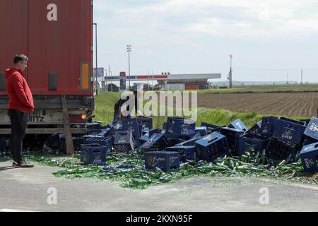 Un camion che trasportava birra è stato lasciato senza parte del suo carico sulla rotonda del Cepin bypass a Osijek, Croazia il 29 aprile 2021. Spostandosi verso l'ingresso dell'autostrada, le casse piene di birra sono cadute dal camion. Foto: Dubravka Petric/PIXSELL Foto Stock