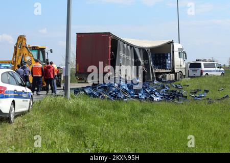 Un camion che trasportava birra è stato lasciato senza parte del suo carico sulla rotonda del Cepin bypass a Osijek, Croazia il 29 aprile 2021. Spostandosi verso l'ingresso dell'autostrada, le casse piene di birra sono cadute dal camion. Foto: Dubravka Petric/PIXSELL Foto Stock