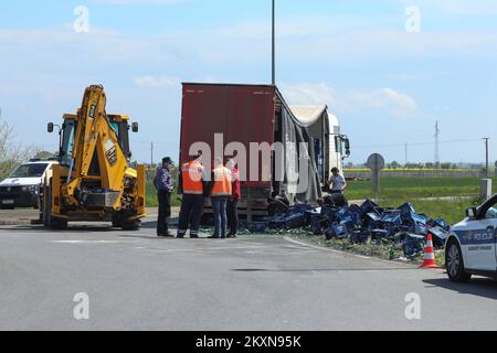 Un camion che trasportava birra è stato lasciato senza parte del suo carico sulla rotonda del Cepin bypass a Osijek, Croazia il 29 aprile 2021. Spostandosi verso l'ingresso dell'autostrada, le casse piene di birra sono cadute dal camion. Foto: Dubravka Petric/PIXSELL Foto Stock