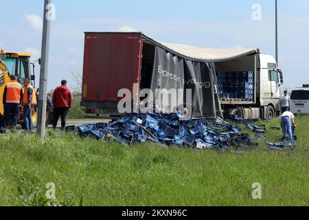 Un camion che trasportava birra è stato lasciato senza parte del suo carico sulla rotonda del Cepin bypass a Osijek, Croazia il 29 aprile 2021. Spostandosi verso l'ingresso dell'autostrada, le casse piene di birra sono cadute dal camion. Foto: Dubravka Petric/PIXSELL Foto Stock