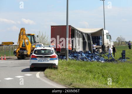 Un camion che trasportava birra è stato lasciato senza parte del suo carico sulla rotonda del Cepin bypass a Osijek, Croazia il 29 aprile 2021. Spostandosi verso l'ingresso dell'autostrada, le casse piene di birra sono cadute dal camion. Foto: Dubravka Petric/PIXSELL Foto Stock