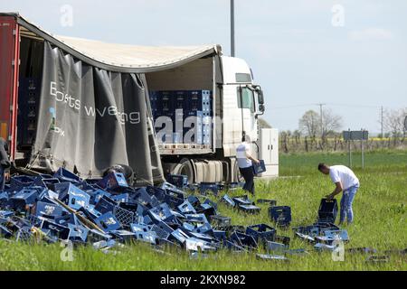 Un camion che trasportava birra è stato lasciato senza parte del suo carico sulla rotonda del Cepin bypass a Osijek, Croazia il 29 aprile 2021. Spostandosi verso l'ingresso dell'autostrada, le casse piene di birra sono cadute dal camion. Foto: Dubravka Petric/PIXSELL Foto Stock