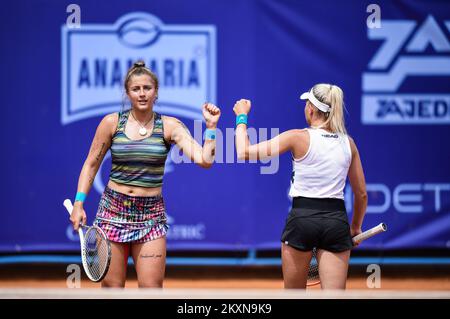 Andreea Prisacariu di Romania e Nika Radisic di Slovenia in azione durante la doppia finale ITF Zageb Ladies Open 2021 torneo di tennis partita contro Barbara Haas d'Austria e Katarzyna Kawa di Polonia al centro di tennis Maksimir a Zagabria, Croazia il 1 maggio 2021. Foto: Josip Regovic/PIXSELL Foto Stock