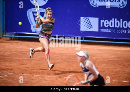 Andreea Prisacariu di Romania e Nika Radisic di Slovenia in azione durante la doppia finale ITF Zageb Ladies Open 2021 torneo di tennis partita contro Barbara Haas d'Austria e Katarzyna Kawa di Polonia al centro di tennis Maksimir a Zagabria, Croazia il 1 maggio 2021. Foto: Josip Regovic/PIXSELL Foto Stock