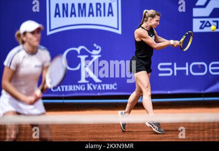 Barbara Haas d'Austria e Katarzyna Kawa di Polonia in azione durante la doppia finale ITF Zageb Ladies Open 2021 torneo di tennis partita contro Andreea Prisacariu di Romania e Nika Radisic di Slovenia al centro di tennis Maksimir a Zagabria, Croazia il 1 maggio 2021. Foto: Josip Regovic/PIXSELL Foto Stock