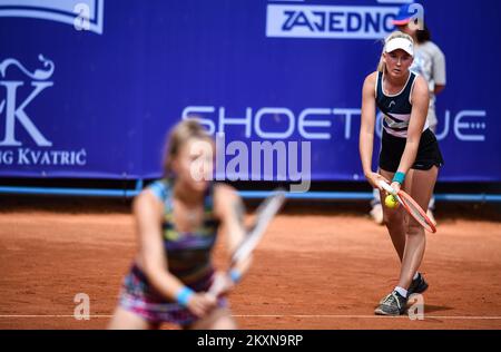 Andreea Prisacariu di Romania e Nika Radisic di Slovenia in azione durante la doppia finale ITF Zageb Ladies Open 2021 torneo di tennis partita contro Barbara Haas d'Austria e Katarzyna Kawa di Polonia al centro di tennis Maksimir a Zagabria, Croazia il 1 maggio 2021. Foto: Josip Regovic/PIXSELL Foto Stock