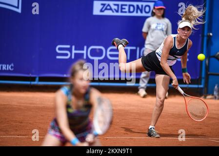 Andreea Prisacariu di Romania e Nika Radisic di Slovenia in azione durante la doppia finale ITF Zageb Ladies Open 2021 torneo di tennis partita contro Barbara Haas d'Austria e Katarzyna Kawa di Polonia al centro di tennis Maksimir a Zagabria, Croazia il 1 maggio 2021. Foto: Josip Regovic/PIXSELL Foto Stock