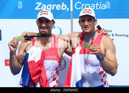 ZAGABRIA, CROAZIA - 1 MAGGIO: Martin Sinkovic e Valent Sinkovic festeggiano sul podio dopo aver vinto la medaglia d'oro nella finale maschile fa durante il Day 2 della 2021 World Rowing Cup al Lago Jarun a Zagabria, Croazia il 1 maggio 2021. (Foto di Matija Habljak/Pixsell/MB Media/Getty Images) Foto Stock