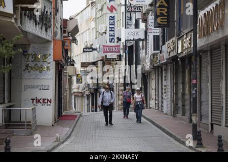 Persone viste a piedi attraverso la città durante la pandemia COVID-19 a Istanbul, Turchia, 2 maggio 2021.Turkey è entrato nel suo primo blocco pandemico completo, per frenare un aumento di infezioni e morti. Il blocco è iniziato il Giovedi alle 7:12 ora locale (19:00 ET) e durerà per il resto del mese santo musulmano di Ramadan e per la festa di Eid al Fir. Il termine è previsto per le 5:00 ora locale del 17 maggio. Foto: Denis Kapetanovic /PIXSELL Foto Stock