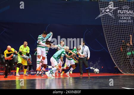 I giocatori di Sporting CP celebrano una vittoria dopo la finale di UEFA Futsal Champions League tra Barca e Sporting CP al SC Visnjik - Kresimir Cosic Hall di Zara, Croazia, il 3 maggio 2021. Foto: Marko Dimic/PIXSELL Foto Stock