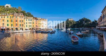 Bella baia con case colorate - Portofino di lusso destinazione di viaggio. Villaggio, yacht e barche nel porticciolo. Liguria, Italia Un resort per le vacanze Foto Stock