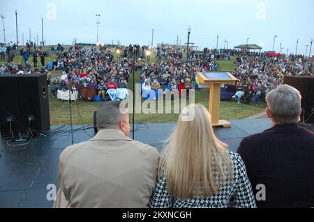 Grave tempesta Tornado - Joplin, Lu. , 22 novembre 2011, il City Manager Mark Rohr (r) e il Governatore Jay Nixon (l) attendono l'inizio delle cerimonie intitolate 'lo Spirito vive. ' Centinaia di persone si sono radunate a Cunningham Park in occasione dei sei mesi di anniversario del tornado del F5 che ha dato vita alla città. Jace Anderson/FEMA. Fotografie relative a disastri e programmi, attività e funzionari di gestione delle emergenze Foto Stock