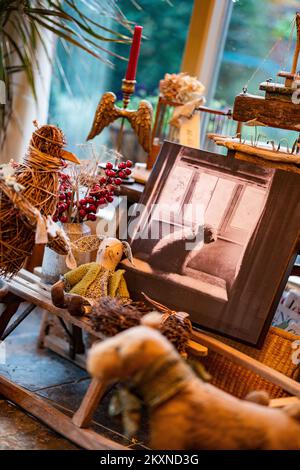 Opere d'arte e oggetti decorativi in un cottage in Inghilterra Foto Stock