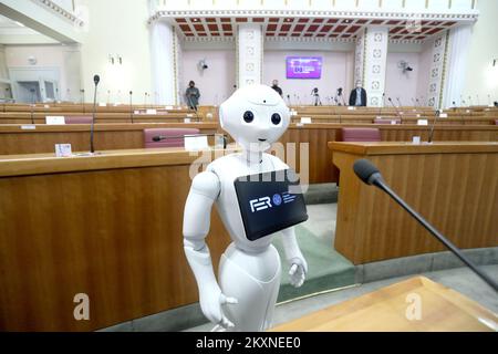 Un robot della Facoltà di Ingegneria Meccanica e architettura navale ha visitato il Parlamento croato nell'ambito della conferenza "il futuro dell'Europa - la visione della Croazia" tenutasi a Zagabria, Croazia il 11. Maggio, 2021. Foto: Patrik Macek/PIXSELL Foto Stock