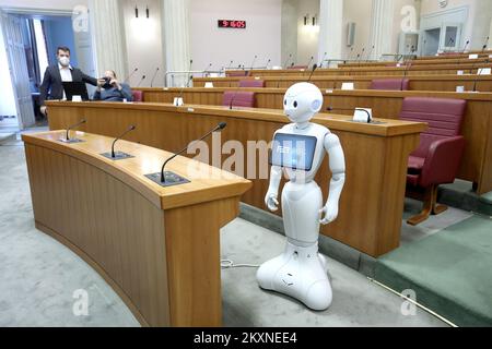 Un robot della Facoltà di Ingegneria Meccanica e architettura navale ha visitato il Parlamento croato nell'ambito della conferenza "il futuro dell'Europa - la visione della Croazia" tenutasi a Zagabria, Croazia il 11. Maggio, 2021. Foto: Patrik Macek/PIXSELL Foto Stock