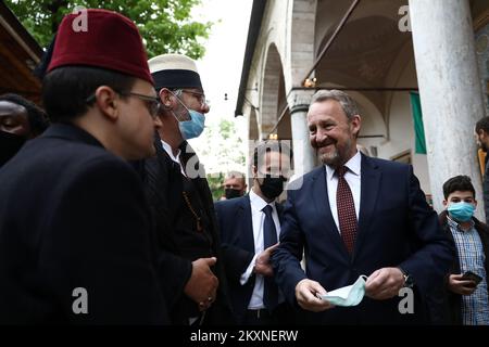 Bakir Izetbegovic, ex membro bosniaco della Presidenza della Bosnia-Erzegovina, con i musulmani che si sono riuniti questa mattina a Sarajevo e di fronte alla moschea di Gazi Husrev-beg per offrire le preghiere di Eid al-Fitr, la terza durante la pandemia di coronavirus a Sarajevo, Bosnia-Erzegovina, il 13. Maggio, 2021. Foto: Armin Durgut/PIXSELL Foto Stock