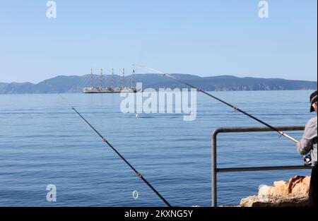 La più grande nave al mondo a becco quadrato Golden Horizon esegue un'esercitazione di salvataggio nel Golfo del Quarnero, nel 18 maggio 2021. La nave di lusso, originariamente chiamata Flying Clipper, fu costruita dal cantiere navale di Brodossplit a Spalato, in Croazia, per Star Clippers Ltd. Di Svezia. A causa di una controversia legale con il cantiere, non è mai stata consegnata a Star Clippers. Invece, è stata noleggiata da Tradewindd Voyages di Suffolk e ribattezzata Golden Horizon, ma la proprietà rimane presso il cantiere navale di Brodosplit. Golden Horizon, è stata progettata come una replica di un barque a cinque alberi costruito nel 1913, e sarà alimentato dalle sue 35 vele f Foto Stock